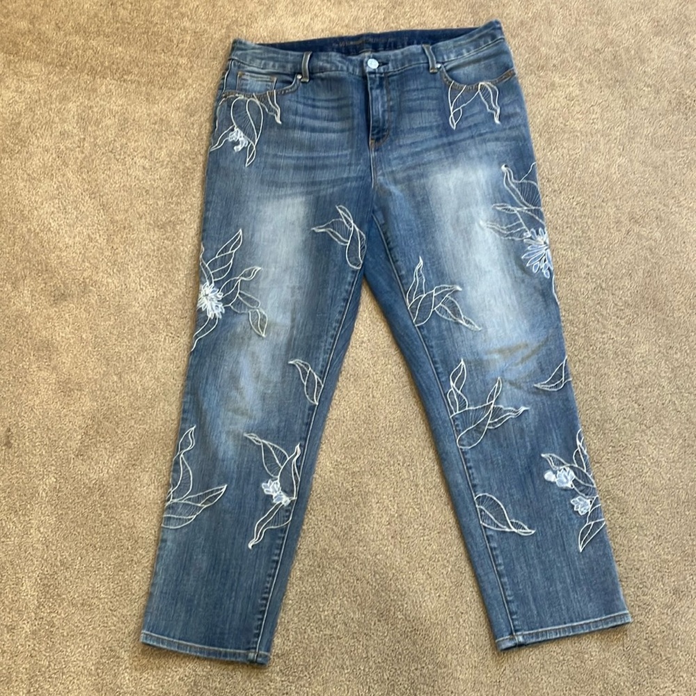 Women’s Chico’s the SO SLIMMING GIRLFRIEND ANKLE jeans Size 2.5 Embroidery front